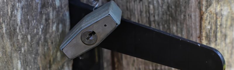 机场安全隐私保护指南图，展示科学上网安全注意事项清单，包括日志政策匿名支付协议加密等要点，复古石墨灰风格